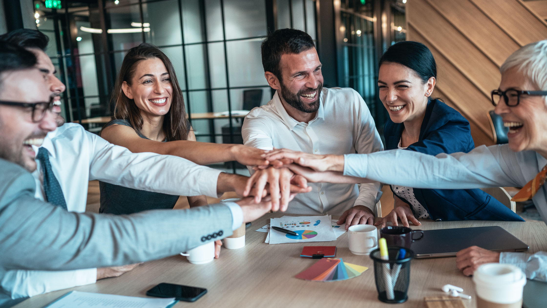 An image showing a team of employees working on a project signifying a strong rewards and recognition programme_HR Professionals