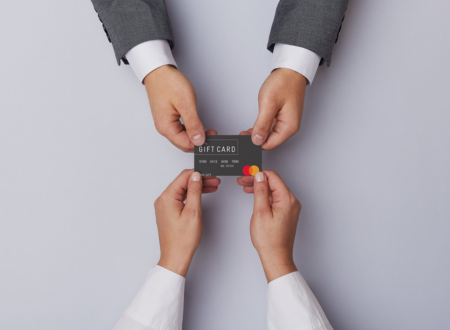Image of an employer gifting their employee a SWIRL Mastercard Gift Card